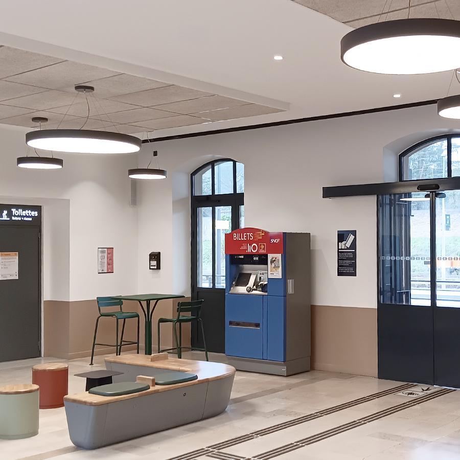 PLACE ilumina cada trayecto. Estación de tren de Millau, Francia