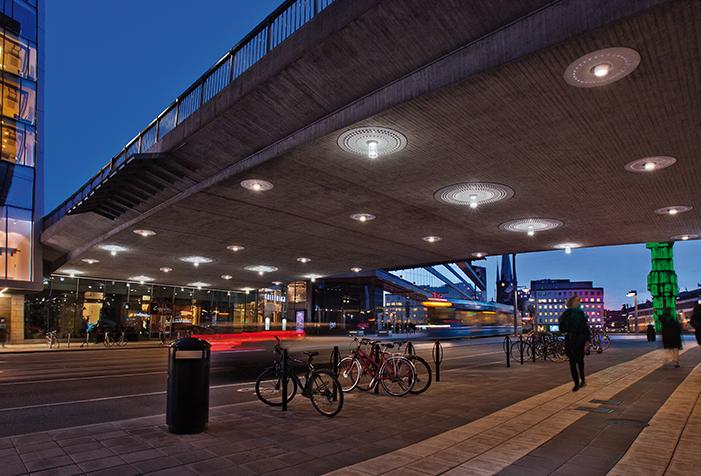 Iluminación bajo el puente de Malmskillnadsgatan