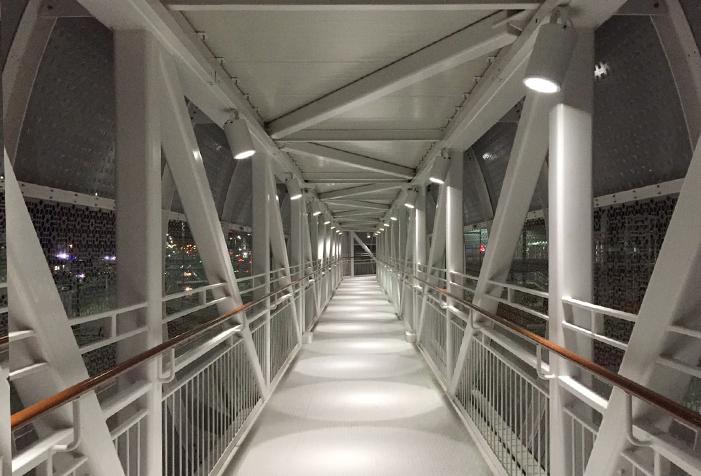 ROVASI illumine de nouveau pont piétonnier à Abu Dhabi.