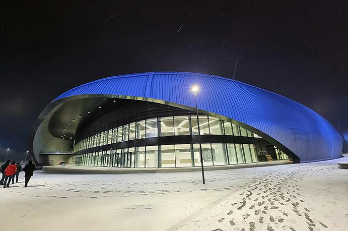SUPER ilumina la entrada del Polideportivo Tatabánya en Hungría.