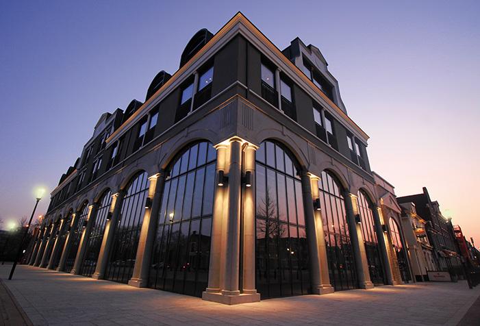 ROVASI beleuchtet die Fassade der Markthal in Purmerend, Niederlande