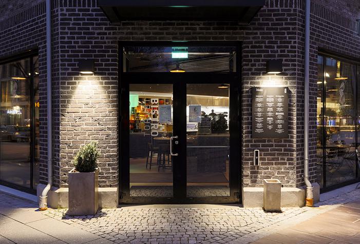 TIMBAL SQ ilumina la fachada del restaurante Torvet Bistro en Kristiansand, Noruega
