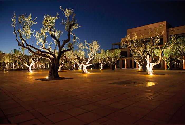 ROVASI eclaire l’extérieur de l’Hôtel Palmeraie Golf Palace à Marrakech/ Maroc.