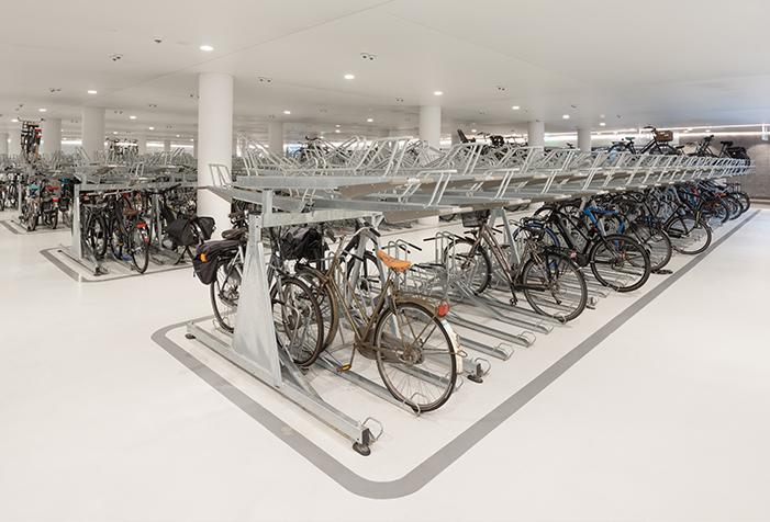 ROVASI il·lumina l'aparcament de bicicletes Beursplein a Amsterdam.