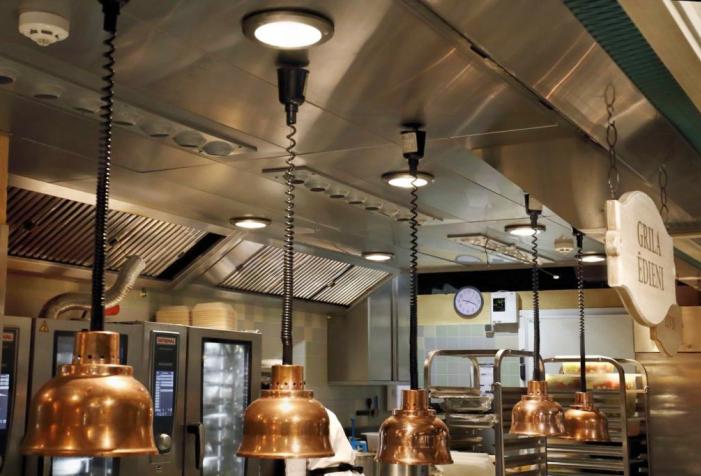 Les luminaires Watertight Shallow de ROVASI illuminent désormais les cuisines du restaurant Lido à Riga, Lettonie