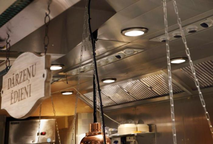 Les luminaires Watertight Shallow de ROVASI illuminent désormais les cuisines du restaurant Lido à Riga, Lettonie