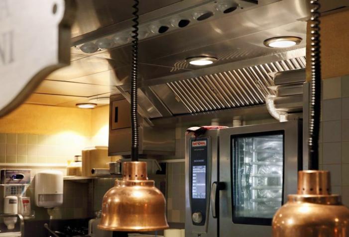 Les luminaires Watertight Shallow de ROVASI illuminent désormais les cuisines du restaurant Lido à Riga, Lettonie