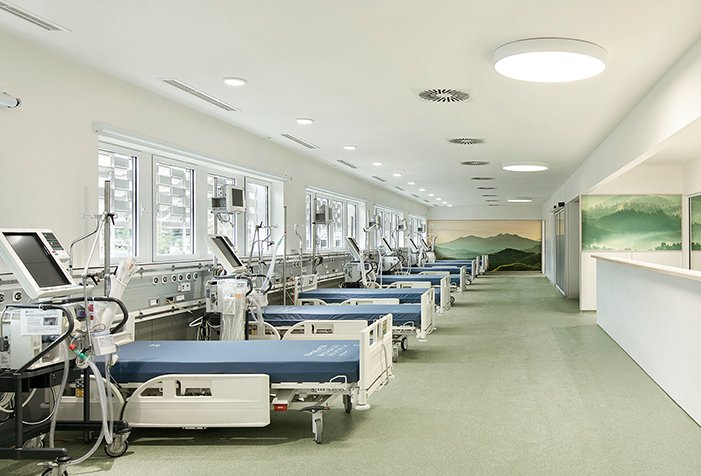 ROVASI beleuchtet das Mehrzweckkrankenhaus des Universitätskrankenhauses Arnau de Vilanova in Lleida und den Mehrzweck-Krankenhausbereich Parc Sanitari Pere Virgili des Universitätskrankenhauses Vall d’Hebron in Barcelona.