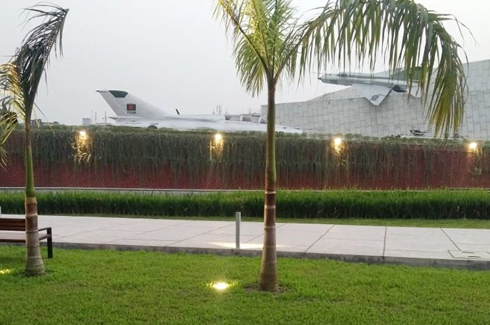 Los uplights TERRA iluminan el paisaje del Museo Militar Bangabandhu en Dhaka, Bangladesh