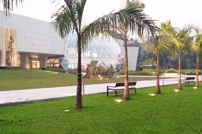Los uplights TERRA iluminan el paisaje del Museo Militar Bangabandhu en Dhaka, Bangladesh