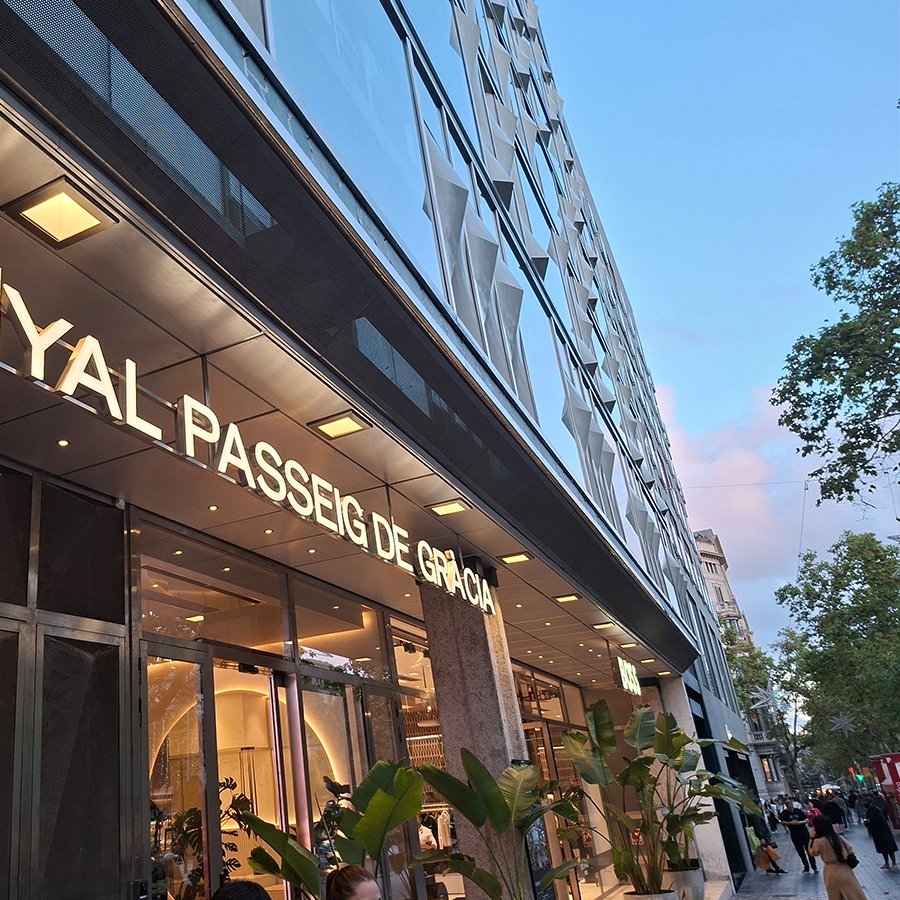 WATERTIGHT SQ : a luminous welcome in the heart of Barcelona