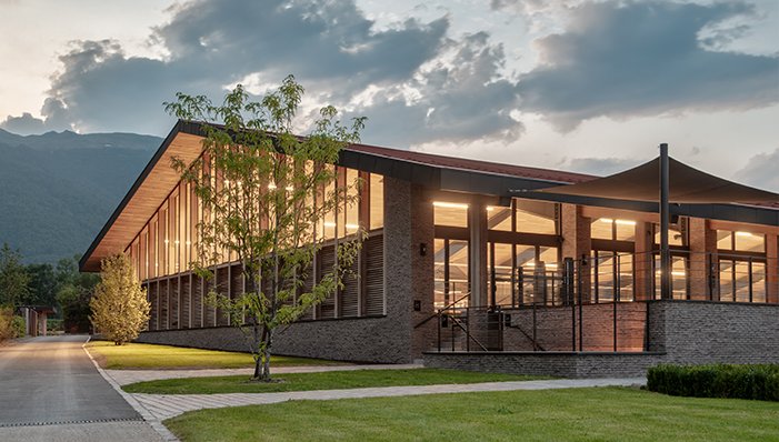 Jiva Hill Stables : éclairage personnalisé pour un espace multifonctionnel unique