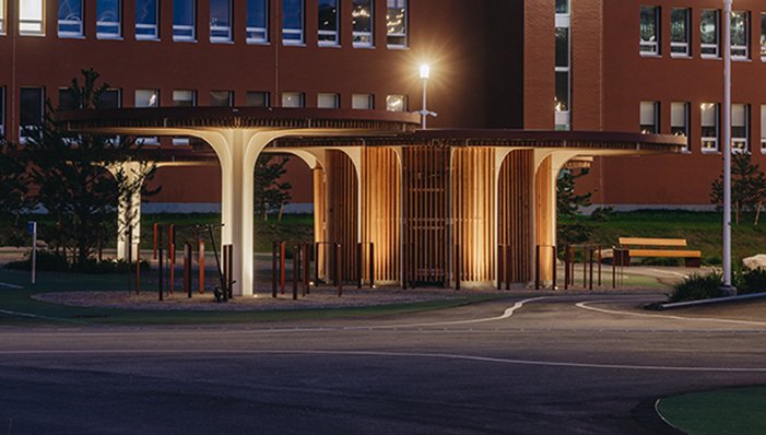 Les encastrés de sol TERRA et LOTUS de ROVASI illuminent les espaces extérieurs du Mustamäe State Gymnasium à Tallinn