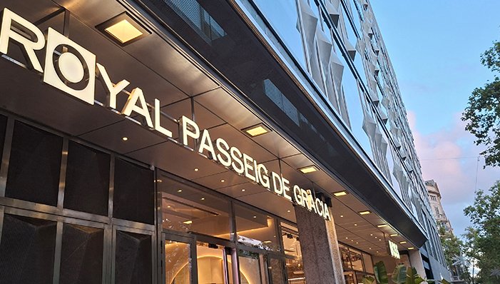 WATERTIGHT SQ :  Leuchtender Empfang im Herzen von Barcelona