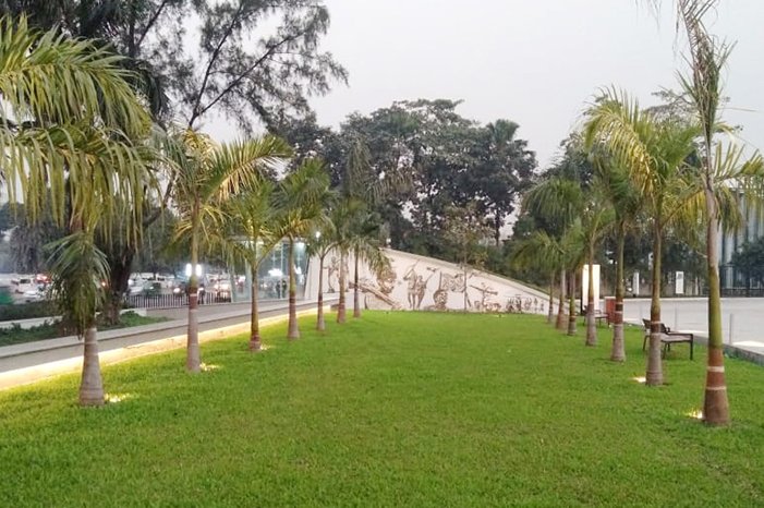 Les uplights TERRA illuminent le paysage du musée militaire Bangabandhu à Dhaka, au Bangladesh. Les uplights TERRA illuminent le paysage du musée militaire Bangabandhu à Dhaka, au Bangladesh.