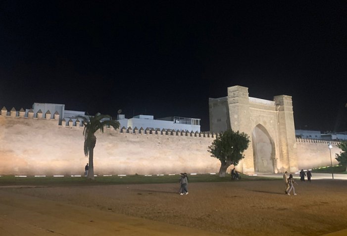 VICTORIA et DISTRICT 100 délimitant élégamment les murailles de Salé, au Maroc