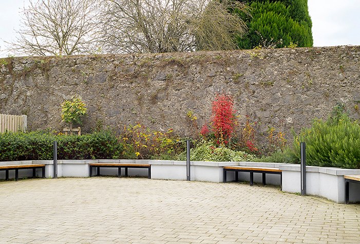 KORAMU Pollerleuchten von ROVASI beleuchten die Außenbereiche der Portlaoise Library in Irland