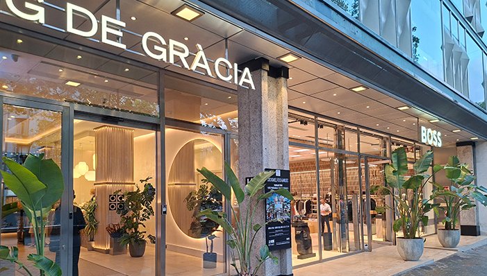 WATERTIGHT SQ :  Leuchtender Empfang im Herzen von Barcelona